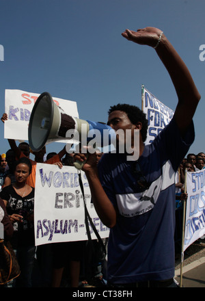 Les migrants africains prenant part à une manifestation contre la déportation Politique des demandeurs d'asile et immigration illégale par le gouvernement israélien Devant l'ambassade américaine à tel Aviv, Israël Banque D'Images