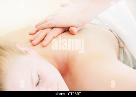 Femme retour massage in spa Banque D'Images