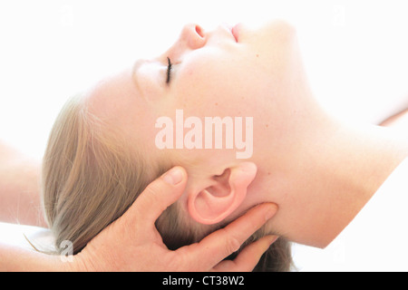 Woman having massage du cuir chevelu à spa