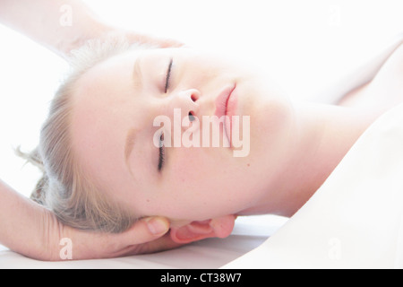 Woman having massage du cuir chevelu à spa