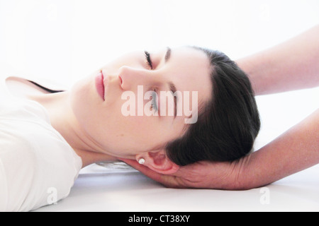 Woman having massage du cuir chevelu à spa