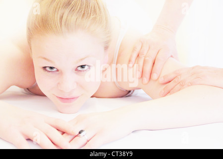 Épaule femme massage in spa Banque D'Images