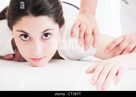 Épaule femme massage in spa Banque D'Images
