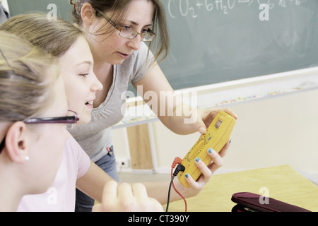 L'enseignant et les étudiants en laboratoire de technologie