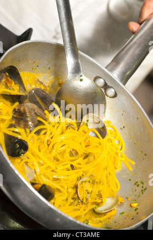 Spaghetti aux moules, palourdes et le safran dans une poêle. Banque D'Images