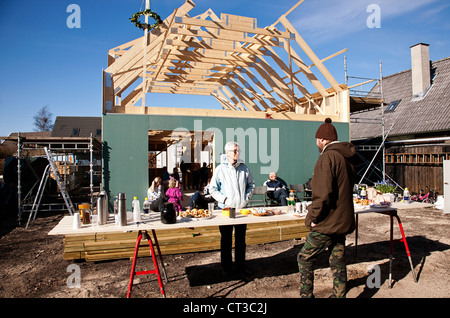 Parler des constructeurs on construction site Banque D'Images