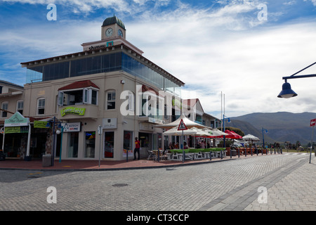 Vue vers le bas de la rue principale, Hermanus, Afrique du Sud Banque D'Images