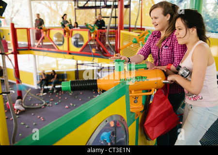 Deux filles de tir avec une balle molle cannon Dans Curious George Goes to Town ball room, Universal Studios Orlando, Floride, USA Banque D'Images