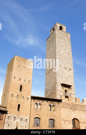 Deux des célèbres tours médiévales de San Gimignano dans la province de Sienne, Toscane, Italie. Banque D'Images