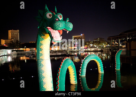 Un grand dragon fait de lego dans un lac près de Legoland, Downtown Disney, Orlando USA Banque D'Images