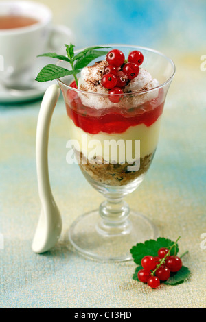 Tiramisu tasse avec groseilles rouges. Recette disponible. Banque D'Images