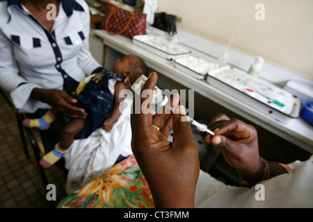 La vaccination d'un nourrisson Banque D'Images