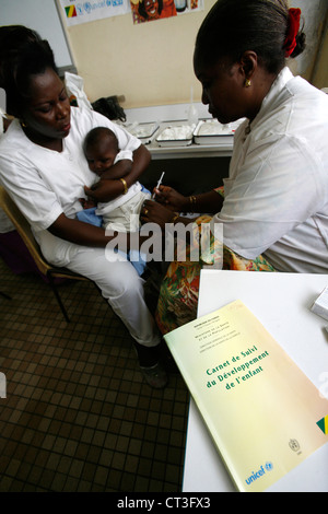 La vaccination d'un nourrisson Banque D'Images