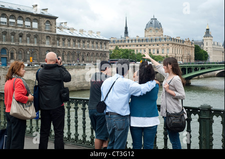 Paris, France - un groupe de touristes visites touristiques avec un guide. Banque D'Images