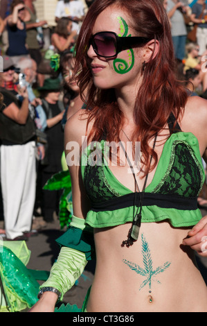 Participant à la parade lors de l'Herbe Mardi Nimbin Nimbin Mardi de l'herbe, un festival qui protestent contre l'interdiction de la marijuana. Banque D'Images