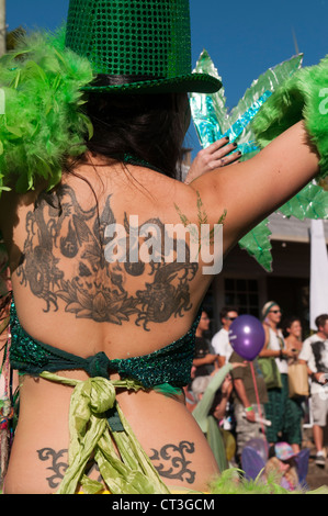 Participant à la parade lors de l'Herbe Mardi Nimbin Nimbin Mardi de l'herbe, un festival qui protestent contre l'interdiction de la marijuana. Banque D'Images