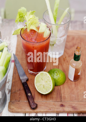 Cocktail avec le céleri, citron vert et une sauce Banque D'Images