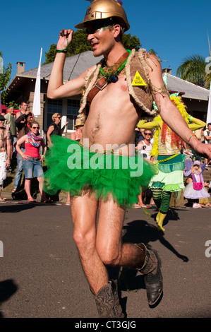 Participant à la parade lors de l'Herbe Mardi Nimbin Nimbin Mardi de l'herbe, un festival qui protestent contre l'interdiction de la marijuana. Banque D'Images