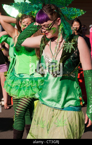 Participant à la parade lors de l'Herbe Mardi Nimbin Nimbin Mardi de l'herbe, un festival qui protestent contre l'interdiction de la marijuana. Banque D'Images