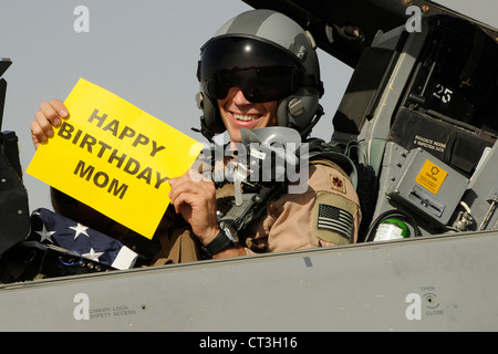 Le Major Stephen Kaminski, un pilote de F-16 avec le 157e Escadron de chasse de l'expéditionnaire, sa mère souhaite un joyeux anniversaire 1 juillet 2012 de l'aérodrome de Kandahar, Afghanistan. Banque D'Images