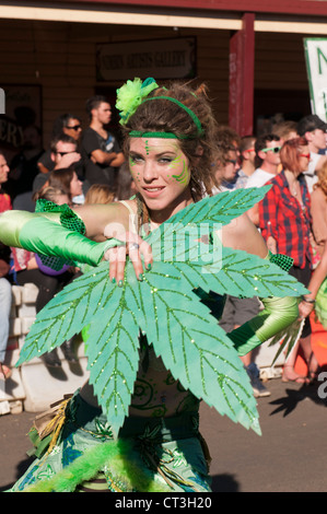 Participant à la parade lors de l'Herbe Mardi Nimbin Nimbin Mardi de l'herbe, un festival qui protestent contre l'interdiction de la marijuana. Banque D'Images