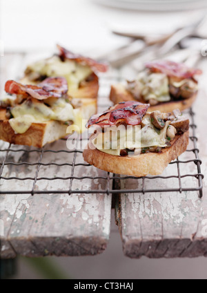 Toast avec du bacon et des œufs sur rack Banque D'Images