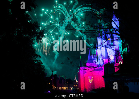 Nuit d'artifice sur le dessus de la Cinderella Castle de Magic Kingdom, Disney World, Orlando, Floride Banque D'Images