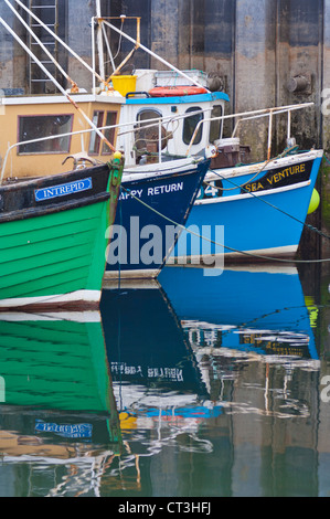 Les chalutiers et les petits bateaux de pêche amarrés dans le port d'Ullapool Wester Ross Scotland UK GB EU Europe Banque D'Images