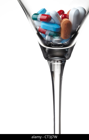 Close up of pills dans verre à cocktail Banque D'Images