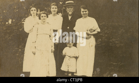 Vers 1890, photographie ancienne famille Victorienne, probablement dans le Massachusetts, aux États-Unis. Banque D'Images