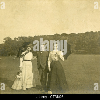 Vers 1890, photographie ancienne trois femmes de l'époque victorienne et l'homme à l'extérieur dans un pâturage de moutons. Banque D'Images