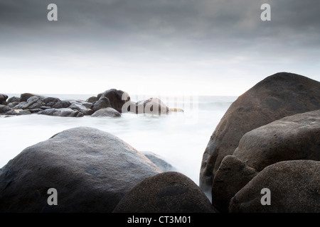 Laver les vagues sur les rochers, sur la plage Banque D'Images