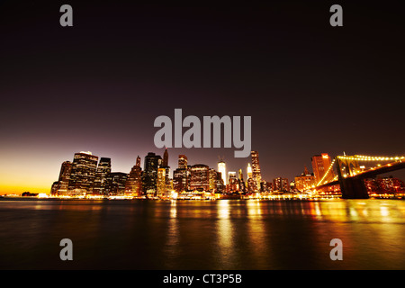 New York skyline lit up at night Banque D'Images