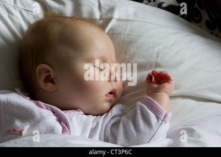 3 mois bébé endormi sur un oreiller Banque D'Images