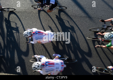 Vue de dessus de cyclistes professionnels en compétition dans la série événement, Halfords d''Aberystwyth, Pays de Galles UK Juin 2012 Banque D'Images