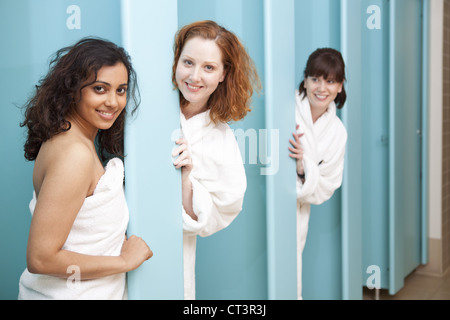 Les femmes dans les cabines de douche au vestiaire. Banque D'Images