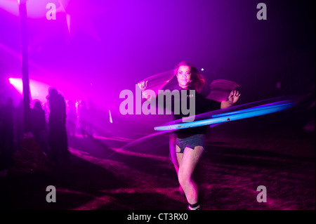 Une femme danse avec un hoola hoop à la Rare une musique danse festival événement parti, le Pays de Galles UK Banque D'Images