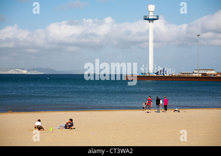 Plage de Weymouth et Sea Life Tower en Juin Banque D'Images