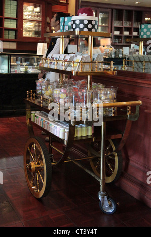 C'est une photo d'un style ancien avec chariot de confiserie en vente sur elle. C'est une étagère pour les gens à acheter du personnel du restaurant. Banque D'Images