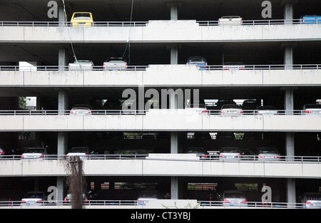 C'est une photo de Bangkok en Thaïlande. Nous pouvons voir comme des blocs de construction blanc avec des voitures et de l'horizon. Nous pouvons voir les routes et rues Banque D'Images