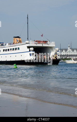 Le Rhode Island, l'île de bloc. block island ferry dans le bloc à Island Harbour, historic national hotel dans la distance. Banque D'Images