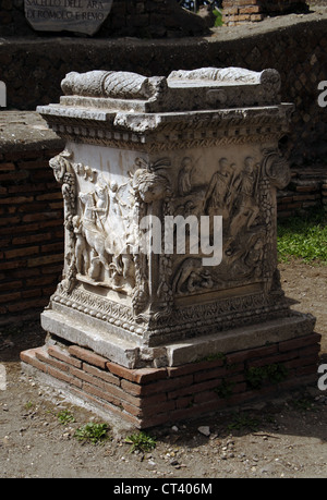 Ostia Antica. Sacellum. Autel des jumeaux. Reliefs avec Cupidon, Mars et Reomulus et Remus. Banque D'Images