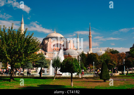 La Turquie, Instanbu, Sultan Ahmet parc en face de l'Ayasofya Camii mosquée Sainte-Sophie et du Musée Banque D'Images