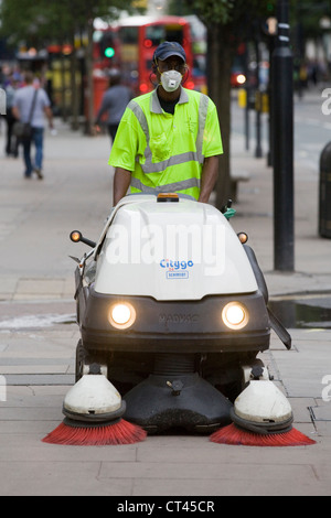 30 Citygo Sweeper piétonne sur Regent Street London England Banque D'Images