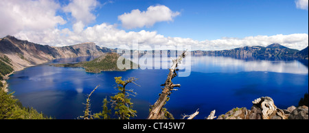 Vue panoramique sur le lac du cratère dans l'Oregon, USA montrant l'île de l'Assistant Banque D'Images