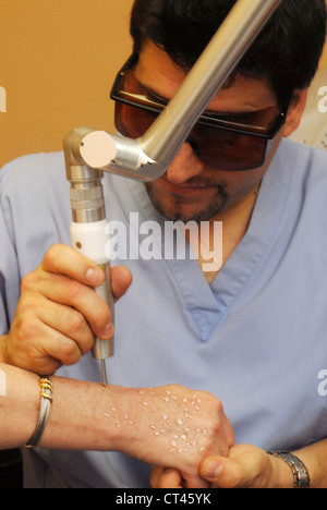 Dermatologie, TRAITER LES PERSONNES ÂGÉES P. Banque D'Images