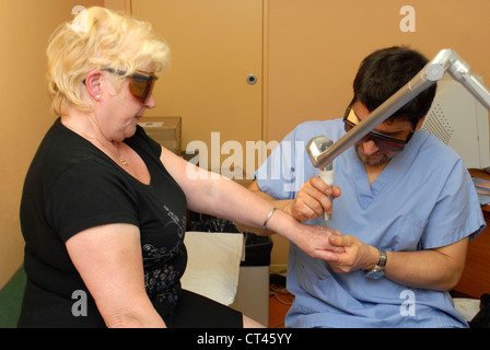Dermatologie, TRAITER LES PERSONNES ÂGÉES P. Banque D'Images