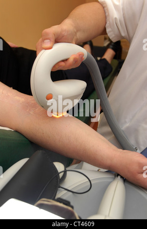 Dermatologie, TRAITER UNE FEMME Banque D'Images