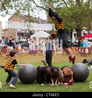 La pratique du spectacle à la Parsons Green summer fair. Londres. Banque D'Images