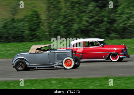 Deux hotrods racing. Motion Blur sur roues et l'arrière-plan Banque D'Images